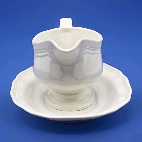 Mikasa French Countryside White Gravy Boat and Underplate F 9000 SHIPS FAST - Picture 5 of 16